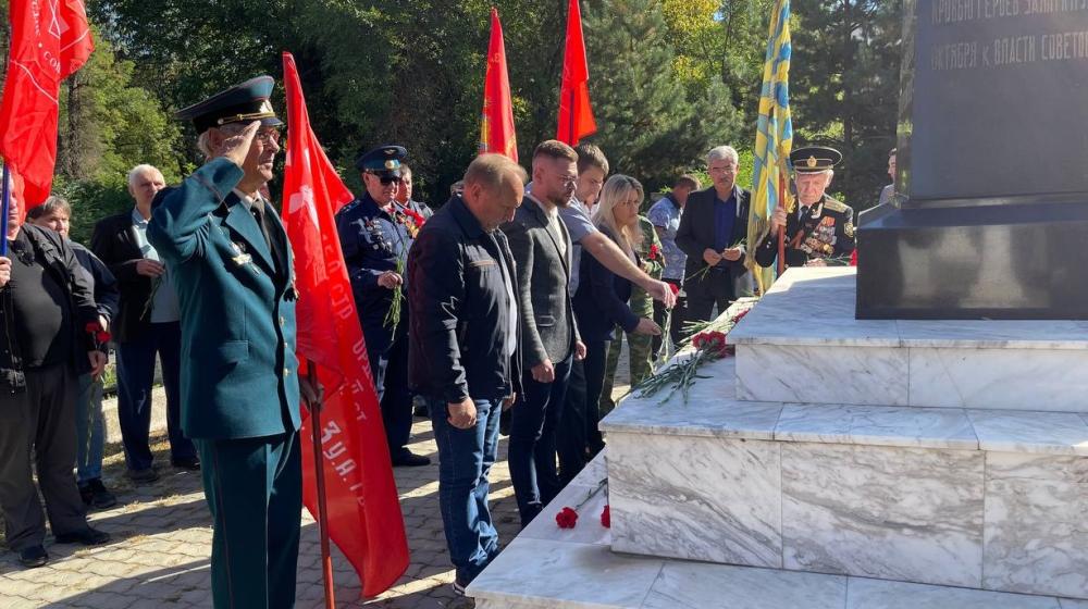 Краснодар. Активисты лево-патриотических сил почтили память павших в октябре 1993 года защитников Советской власти