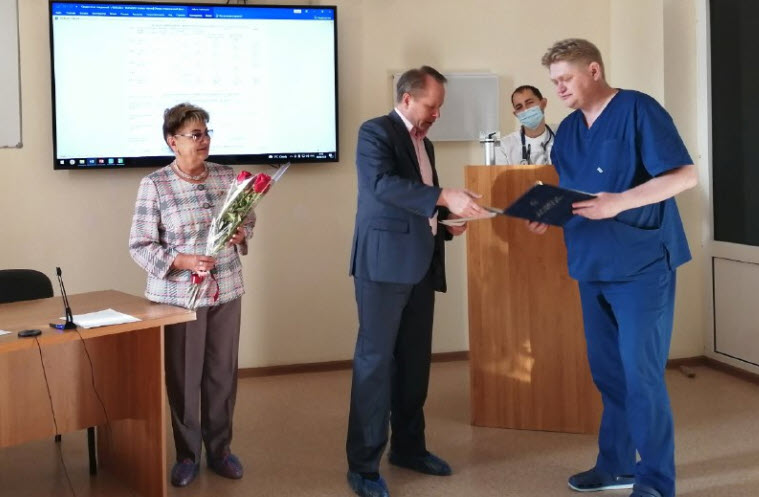 Депутаты-коммунисты вручили кардиохирургу грамоту Саратовской областной Думы