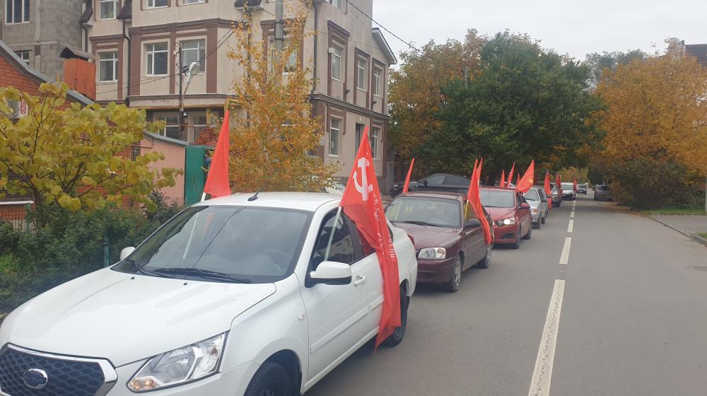 Дорогой становления Ленинского комсомола: в Ростове-на-Дону состоялся кумачовый автопробег