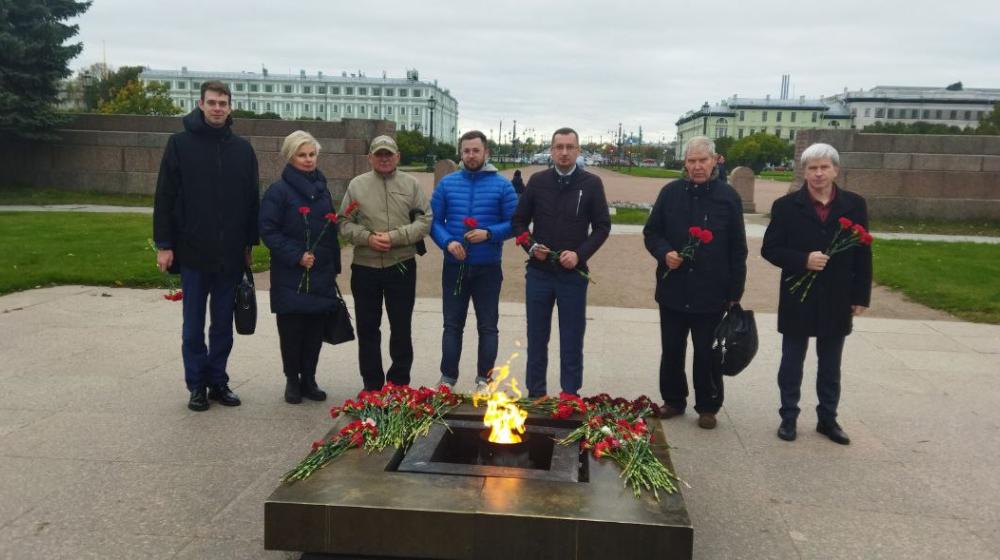В Санкт-Петербурге почтили память защитников Верховного совета