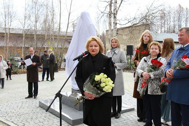 Свердловская область. Депутат Госдумы Нина Останина открыла в Серове памятник Геннадию Селезнёву