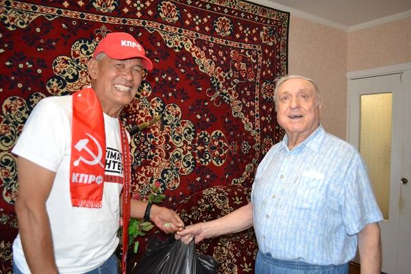 Коммунисты Калмыкии поздравили ветеранов с Днем пожилого человека