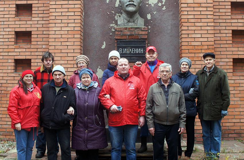 Ивановские коммунисты провели субботник на Мемориале захоронения старых большевиков