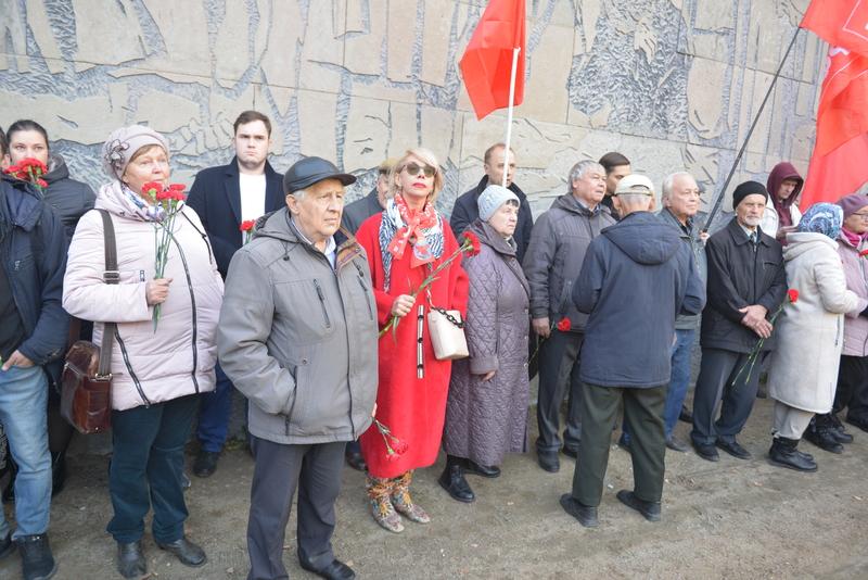 29 лет со дня трагедии: Новосибирцы вспомнили о героизме защитников Верховного Совета