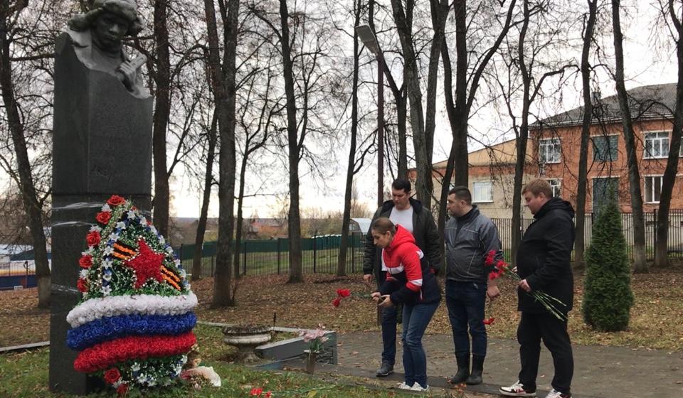 Тульские коммунисты отметили День Комсомола субботниками на местах памяти героев-комсомольцев.
