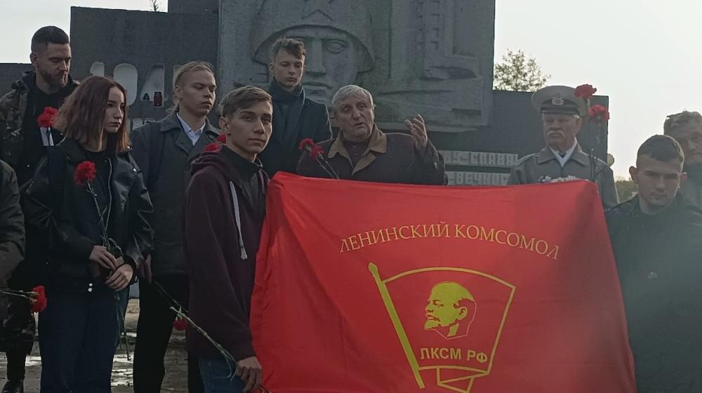 Комсомольцы Калининграда: Пока бьются наши сердца, жив Комсомол, Ленин и Партия