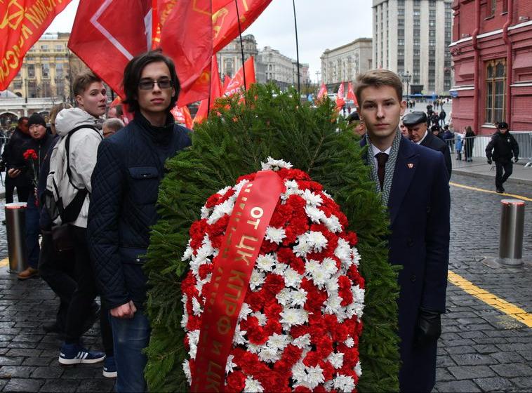 Церемония возложения венков и цветов к Мавзолею В.И. Ленина на Красной площади  и к памятнику "Первым комсомольцам"