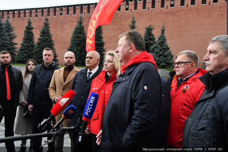 Под Знаменем Комсомола – к новым победам!
