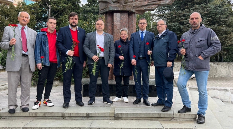 Лидер крымских коммунистов С.В. Богатыренко возложил цветы к памятнику комсомольцам в Ялте