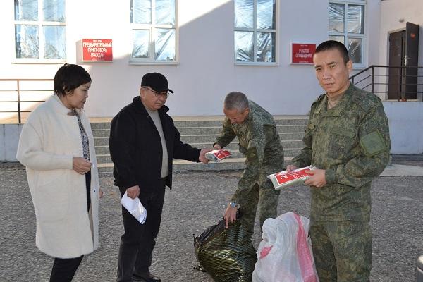 Республика Калмыкия. Активисты КПРФ передали теплые вещи для мобилизованных земляков
