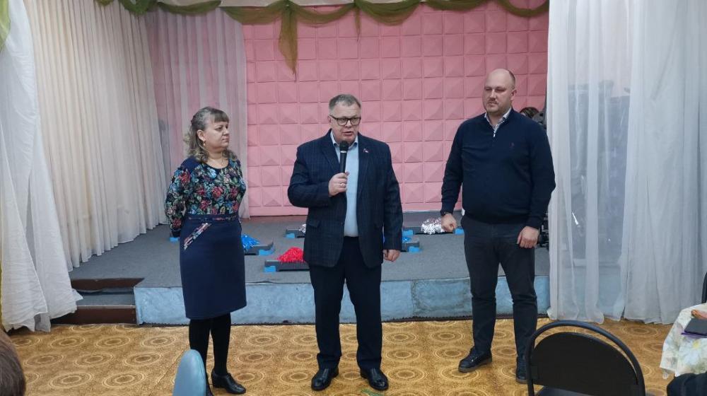Московская область. Депутат КПРФ Александр Наумов пришел с подарками к инвалидам по зрению