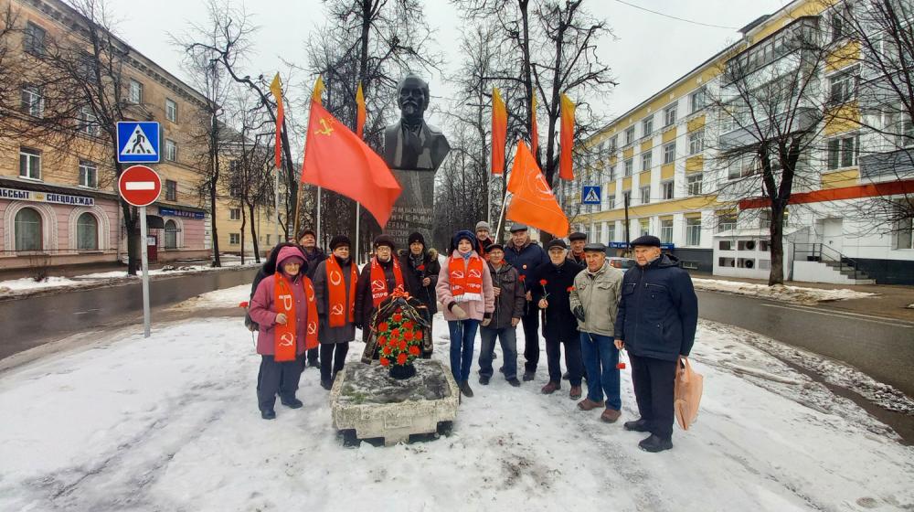Калужские коммунисты возложили цветы к памятнику советскому наркому!