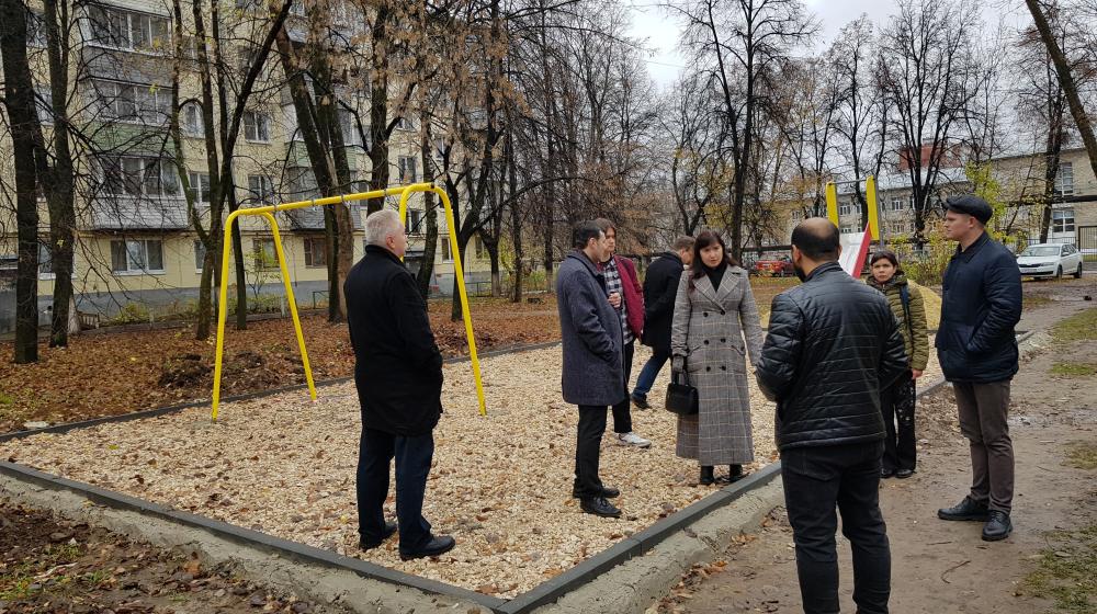 Рязань. Депутаты-коммунисты помогают жителям сделать двор уютным для детей