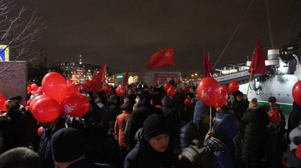Ленинград. Коммунисты пришли к «Авроре» в день революции