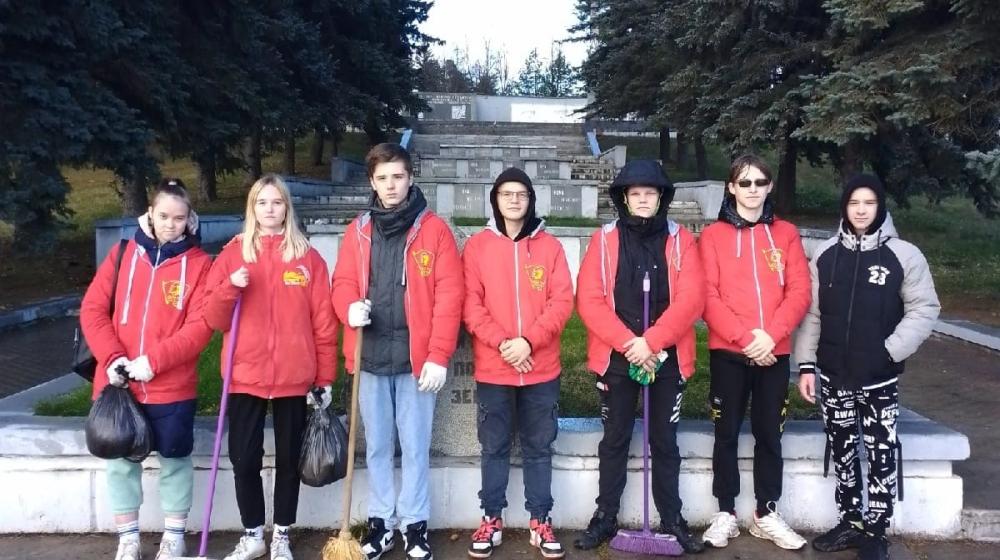 Комсомольцы Калужской области провели субботник на территории мемориального комплекса