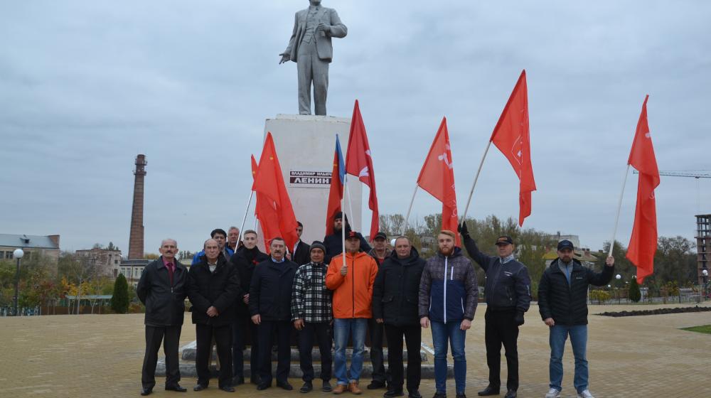 Астраханские коммунисты провели мероприятия в честь 105-й годовщины революции