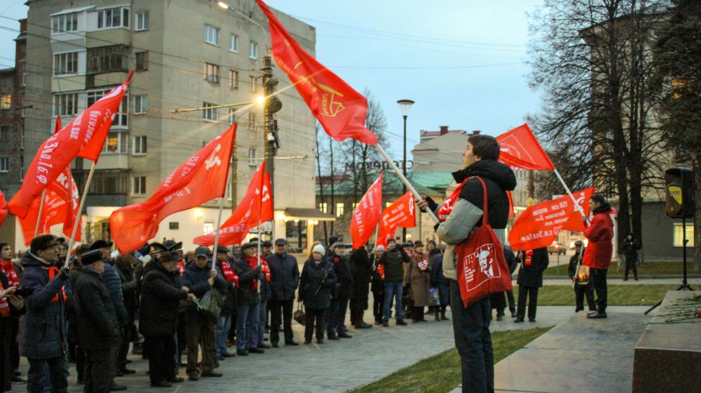 Удмуртия. В Ижевске прошел митинг возле памятника Владимиру Ильичу Ленину