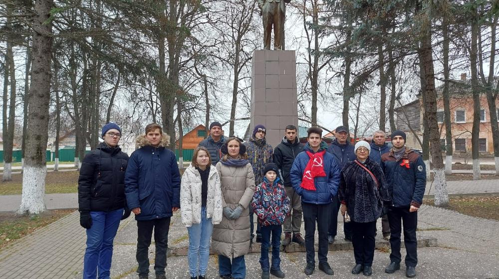 Тульские комсомольцы благоустроили могилу одного из первых активистов РКСМ в Белёве и сквер вокруг неё, а также возложили цветы к памятнику В.И. Ленину