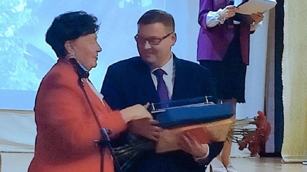 Депутат Тюменской областной Думы Тамара Николаевна Казанцева поздравила коллектив школы №1 города Тобольска со 170-летним юбилеем