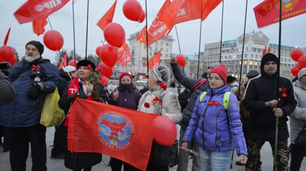 В Алтайском крае прошла массовая торжественная акция в честь 105-летия Великого Октября