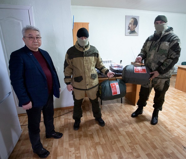 Калмыцкие коммунисты передали мобилизованным воинам посылки с теплыми вещами