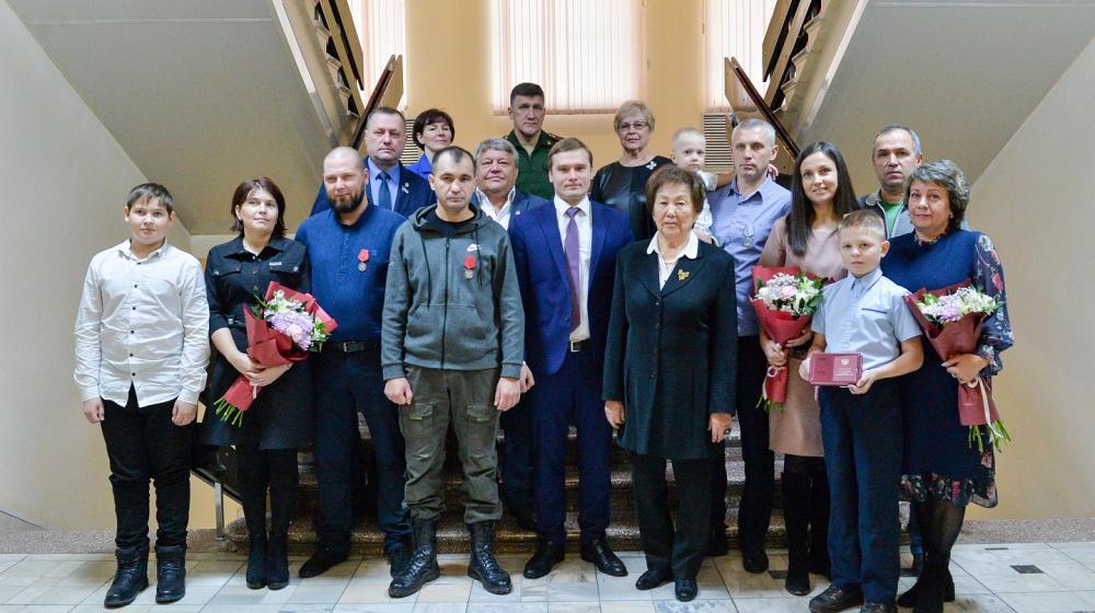 Глава Хакасии Валентин Коновалов вручил высокие государственные награды землякам - участникам спецоперации