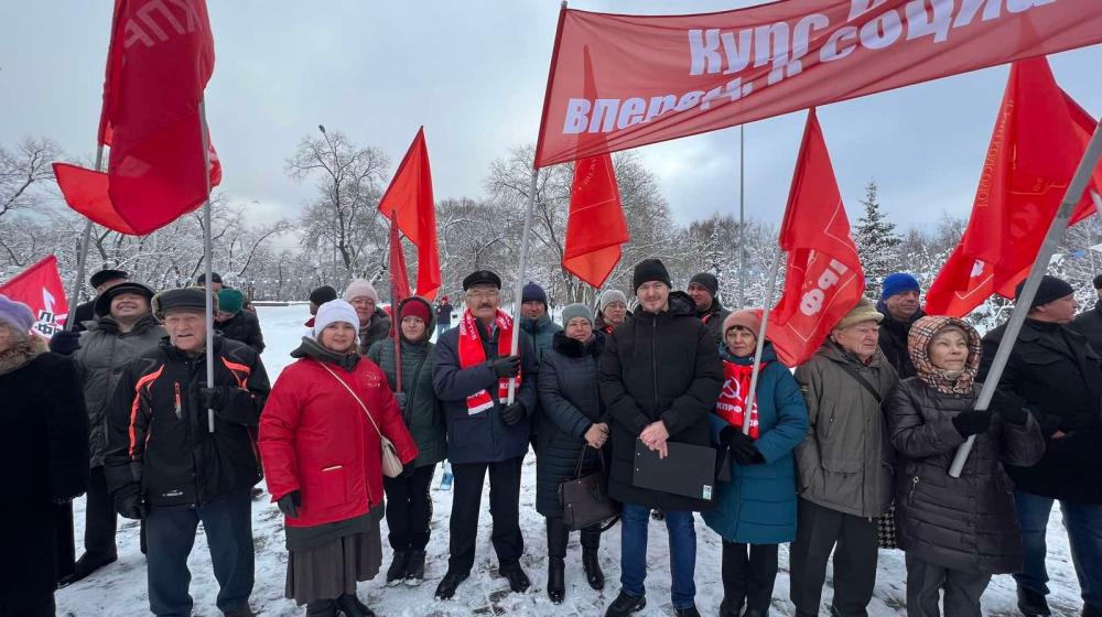 Тюменские коммунисты 7 ноября провели митинг и возложили красные гвоздики к памятникам В.И. Ленина и Борцам революции