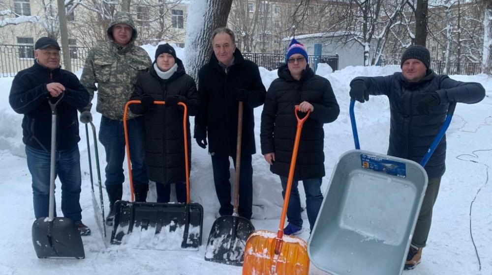 В Подмосковном Обкоме прошел субботник по уборке территории от снегопада