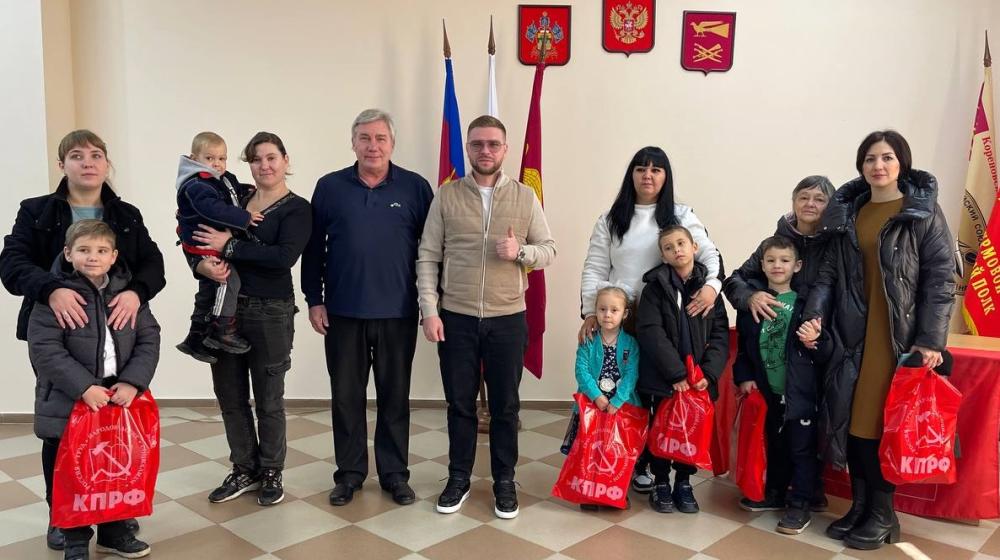 Краснодарский край. Активисты КПРФ поздравили с Новым годом семьи военнослужащих