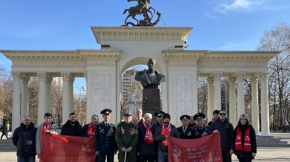 Краснодар. Активисты КПРФ и Союза Советских офицеров почтили память Маршала Победы