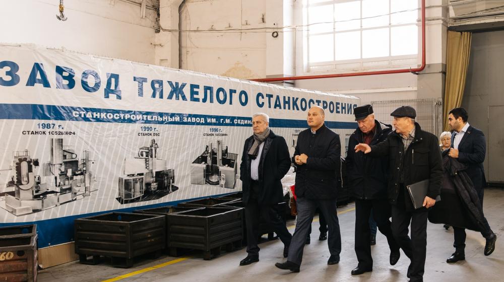 Краснодар. Коммунисты-депутаты Госдумы Н.И. Осадчий и В.И. Соболев побывали на станкостроительном заводе