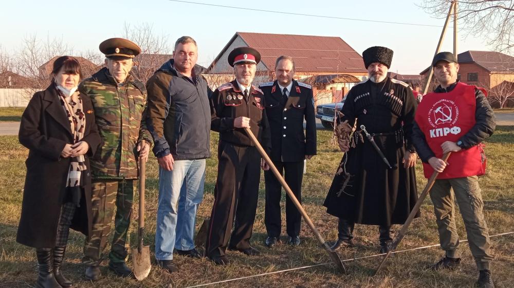 Краснодарский край, Усть-Лабинский район. Активисты КПРФ и беспартийные патриоты высадили Аллею трудовой славы