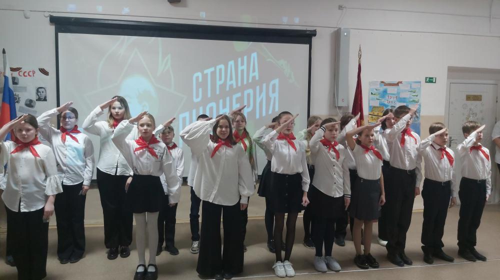 В канун столетия СССР в пермской школе «Диалог» состоялся торжественный приём в пионеры