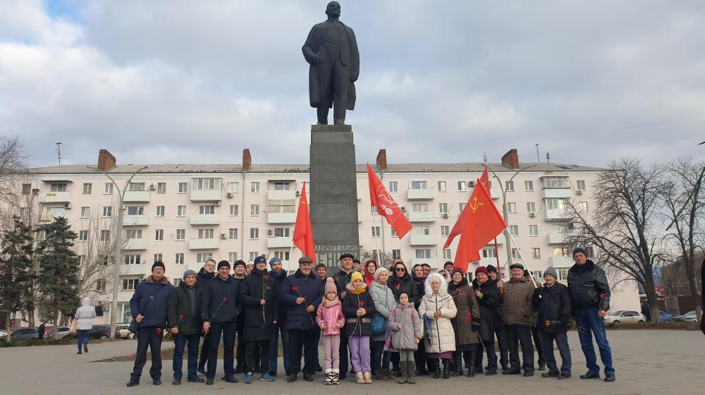 Ростов-на-Дону: Красные гвоздики - основателю СССР!