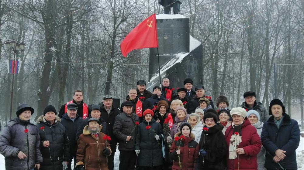 В Великом Новгороде состоялось торжественное возложение цветов к памятнику В.И. Ленину, посвящённое 100-летию образования СССР