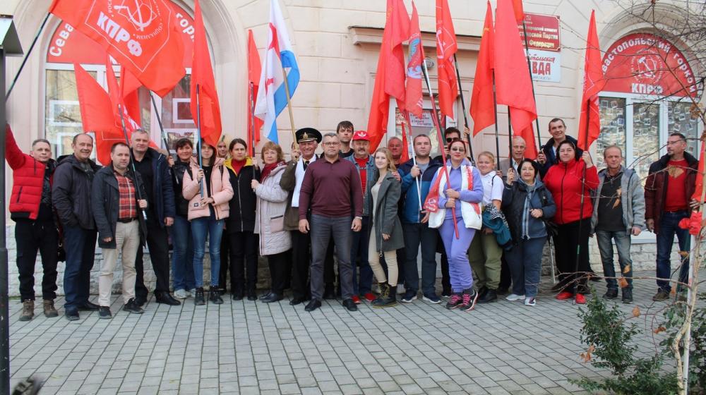 В Севастополе коммунисты провели автопробег, посвященный 100-летию образования СССР