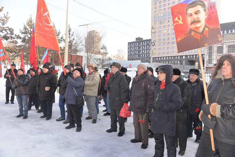 Новосибирские коммунисты провели автопробег в День рождения Иосифа Сталина