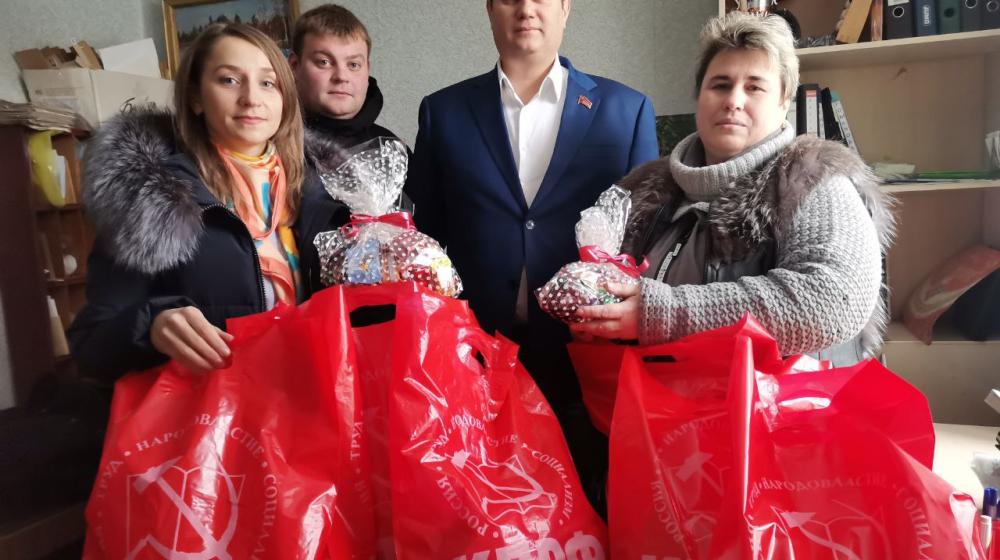 Тульские коммунисты передали подарки детям с ограниченными возможностями здоровья