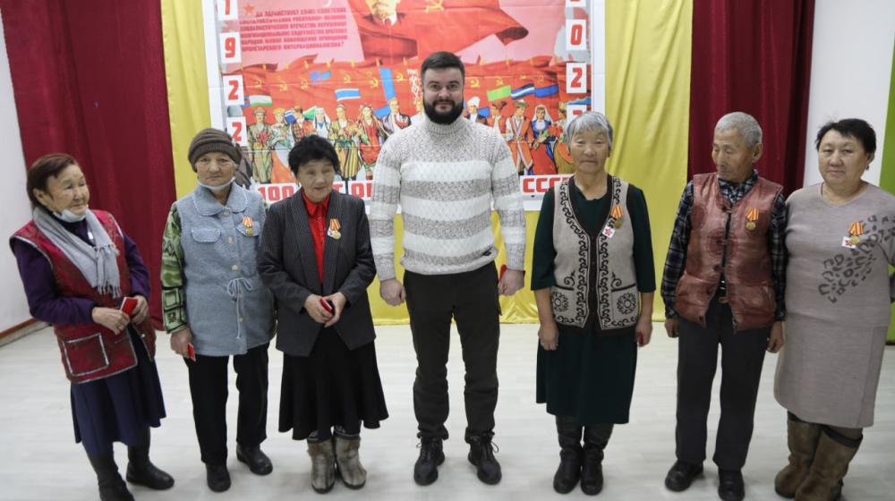 Равнение на знамя! Праздничный концерт в Бай-Тайге Республики Тыва