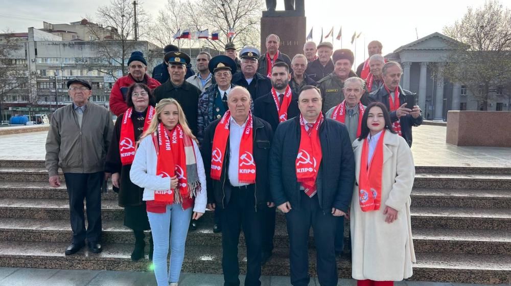 Научно-практическая конференция, посвящённая 100-летию со дня создания СССР, началась с возложения цветов к главному памятнику В.И. Ленину в Республике Крым
