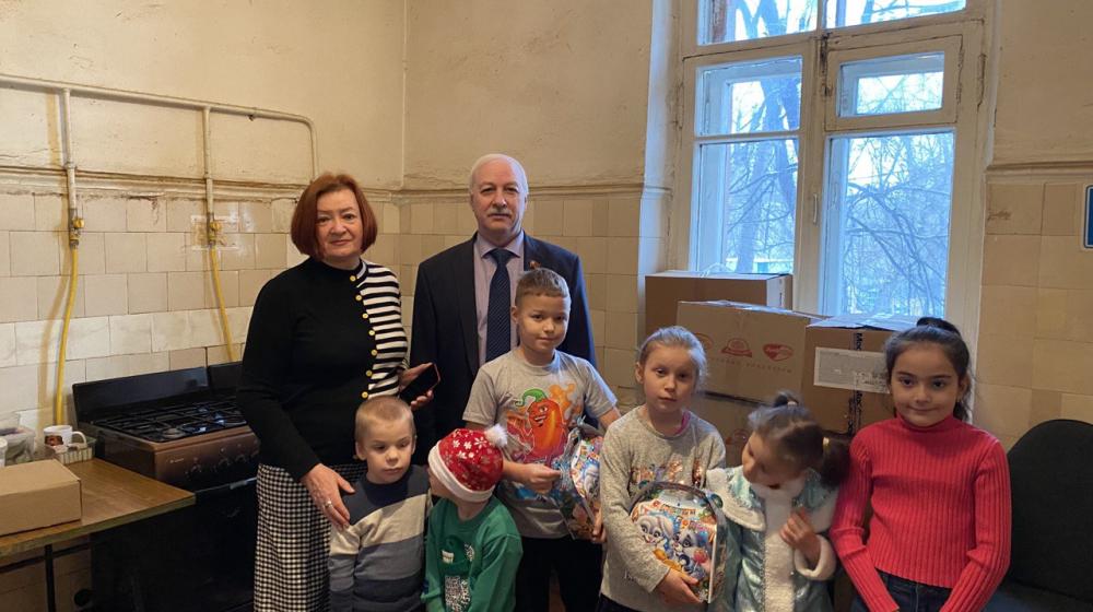 Московские коммунисты продолжают поздравлять детей с Новым годом