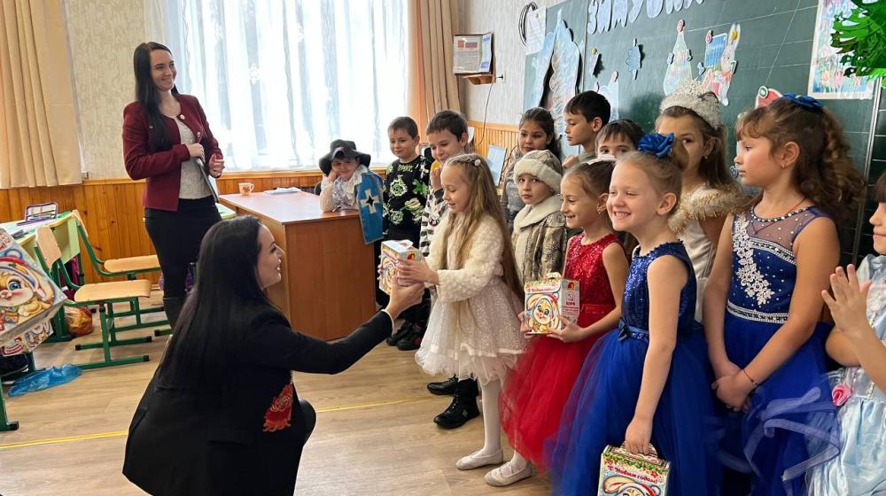 Дети из Херсонской области получили новогодние подарки от КПРФ