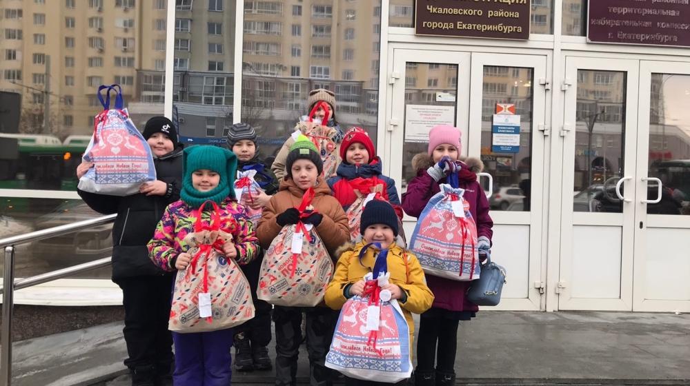 Свердловские депутаты КПРФ поздравили 2000 юных уральцев с Новым годом