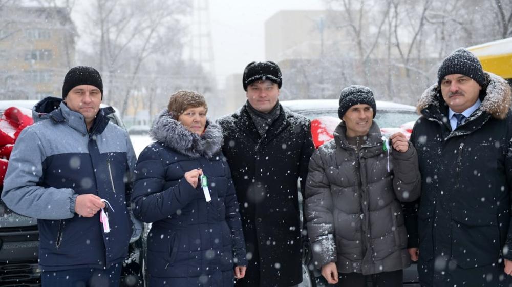 Глава Хакасии Валентин Коновалов вручил ключи от новых автомобилей руководителям школ и лучшим сельхозработникам республики