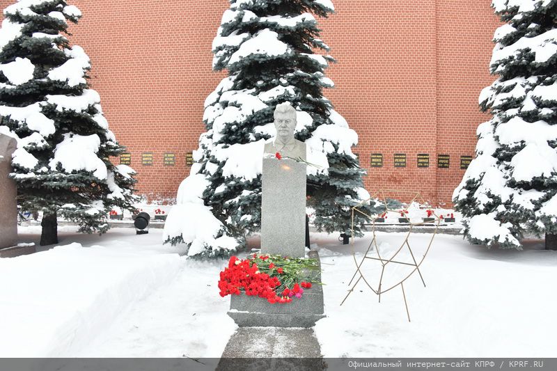 Церемония возложения цветов к могиле И.В. Сталина у Кремлевской стены.