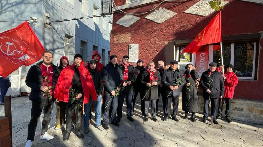 Дагестанские коммунисты провели возложение цветов к барельефу Иосифа Виссарионовича Сталина