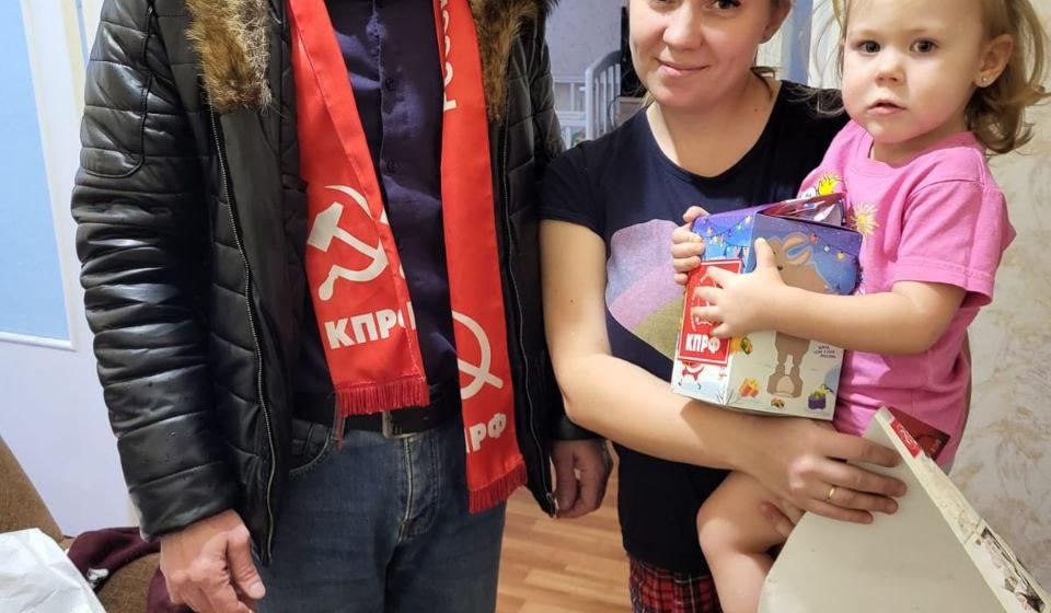 Коммунисты вручили новогодние подарки более тысячи детей Ульяновской области