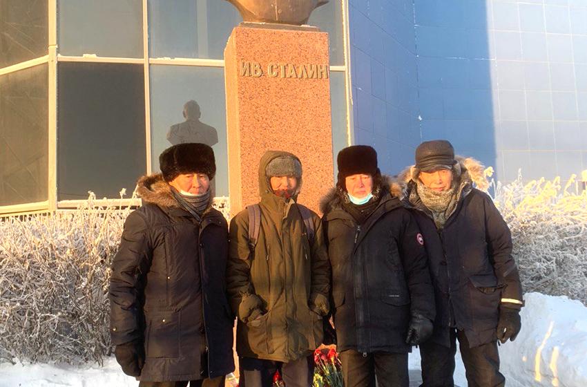 В день рождения И.В. Сталина коммунисты Якутии возложили цветы к его памятникам