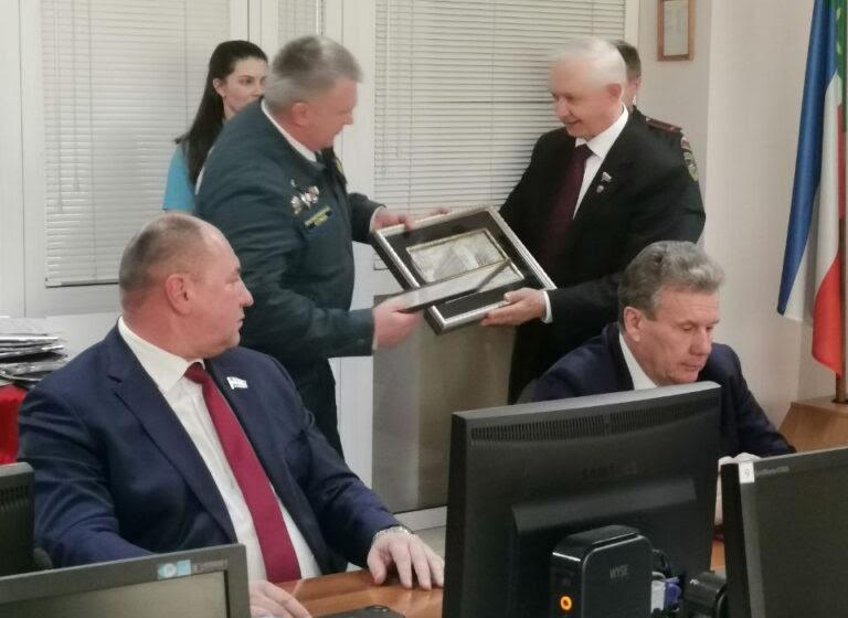 Сенатор Валерий Усатюк поздравил спасателей Хакасии с профессиональным праздником