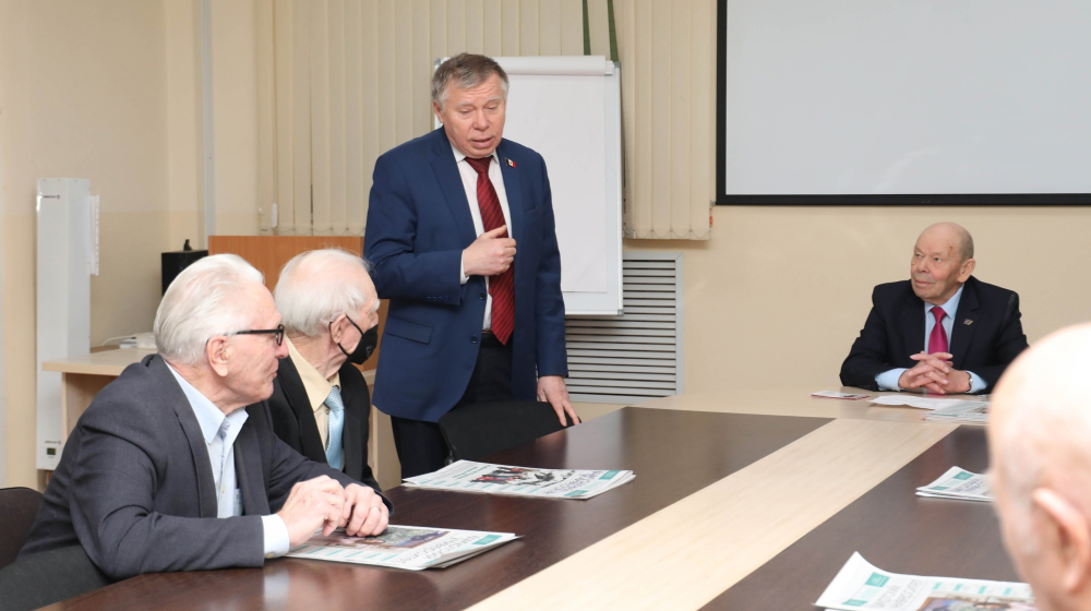 Удмуртский реском КПРФ: Ветеранам УдГУ вручили памятные медали